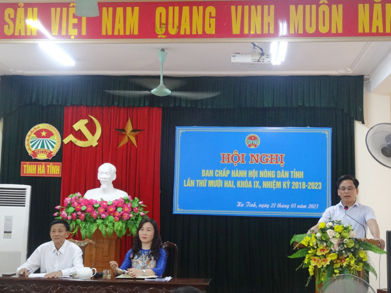 Đồng chí Ngô Văn Huỳnh – Tỉnh ủy viên, Phó Trưởng ban Thường trực Ban Dân vận Tỉnh ủy phát biểu tại hội nghị