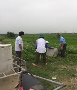 Hình ảnh lao động lắp đặt hỗ rác thải đồng ruộng của cán bộ, hội viên nông dân