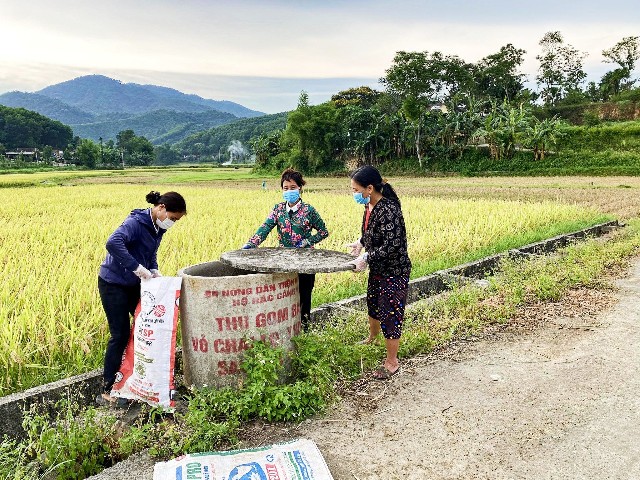 Chi hội Nông dân thôn Hoàng Nam, xã Sơn Tây, huyện Hương Sơn tổ chức thu gom rác tại các cánh đồng