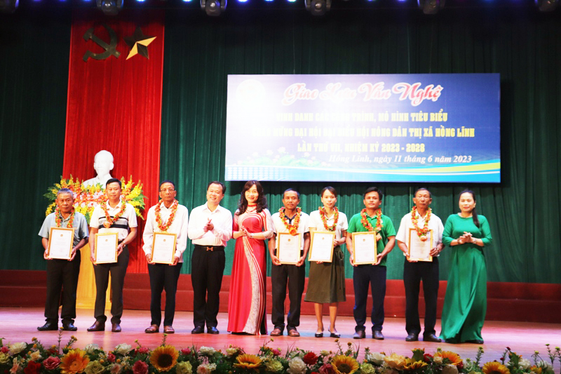 Các đồng chí lãnh đạo Hội Nông dân tỉnh và thị xã Hồng Lĩnh trao Giấy chứng nhận và vòng nguyệt quế cho các tập thể, cá nhân tiêu biểu trong đợt thi đua