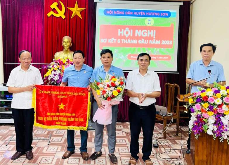 Thường trực HND huyện Hương Sơn đón nhận Cờ Đơn vị dẫn đầu phong trào thi đua năm 2022 của UBND tỉnh Hà Tĩnh