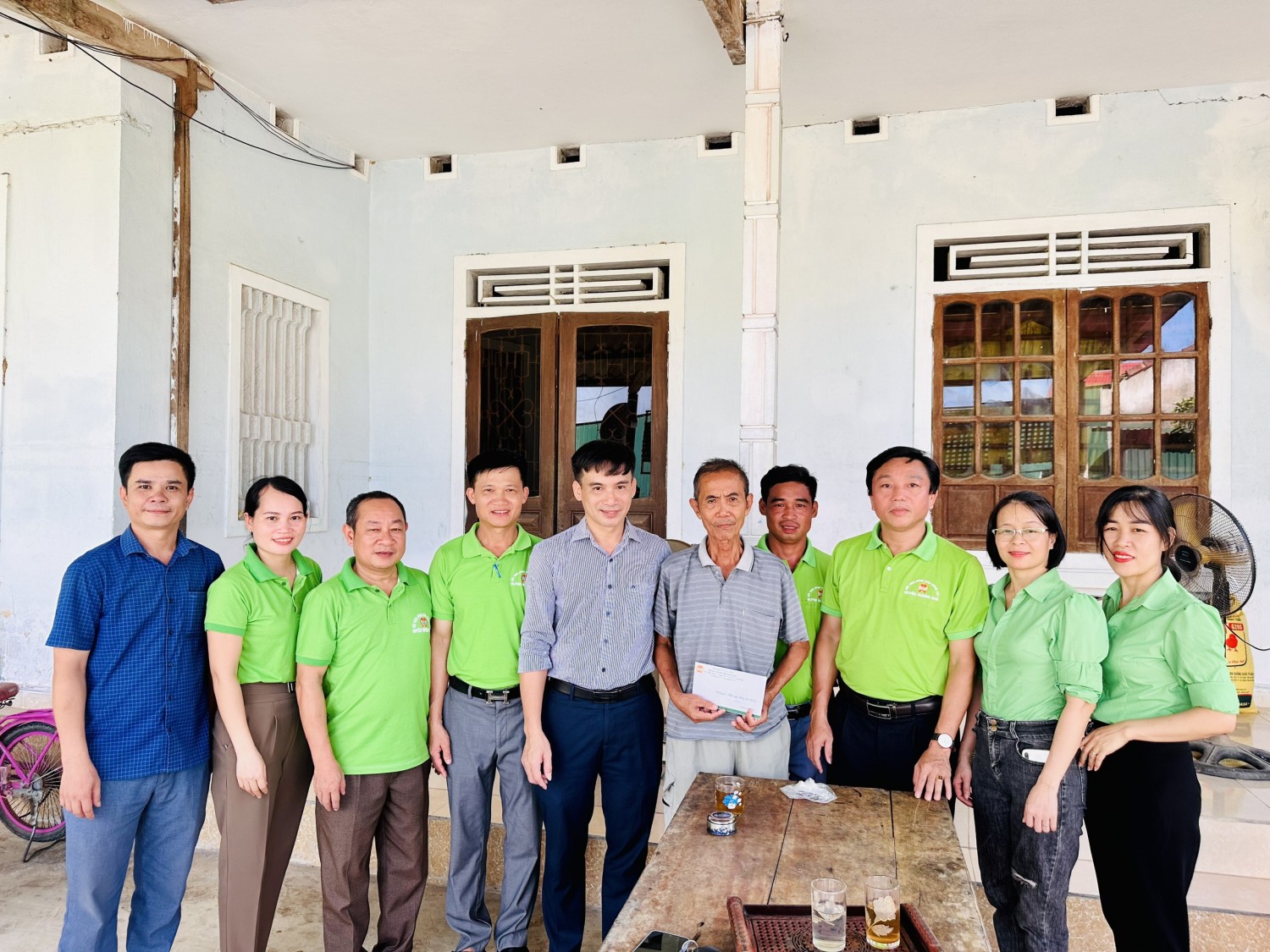 Đoàn đã đến thăm và tặng quà cho Thương binh Nguyễn Ttung Hòa có hoàn cảnh khó khăn tại thôn 1 xã Hòa Hải huyện Hương Khê