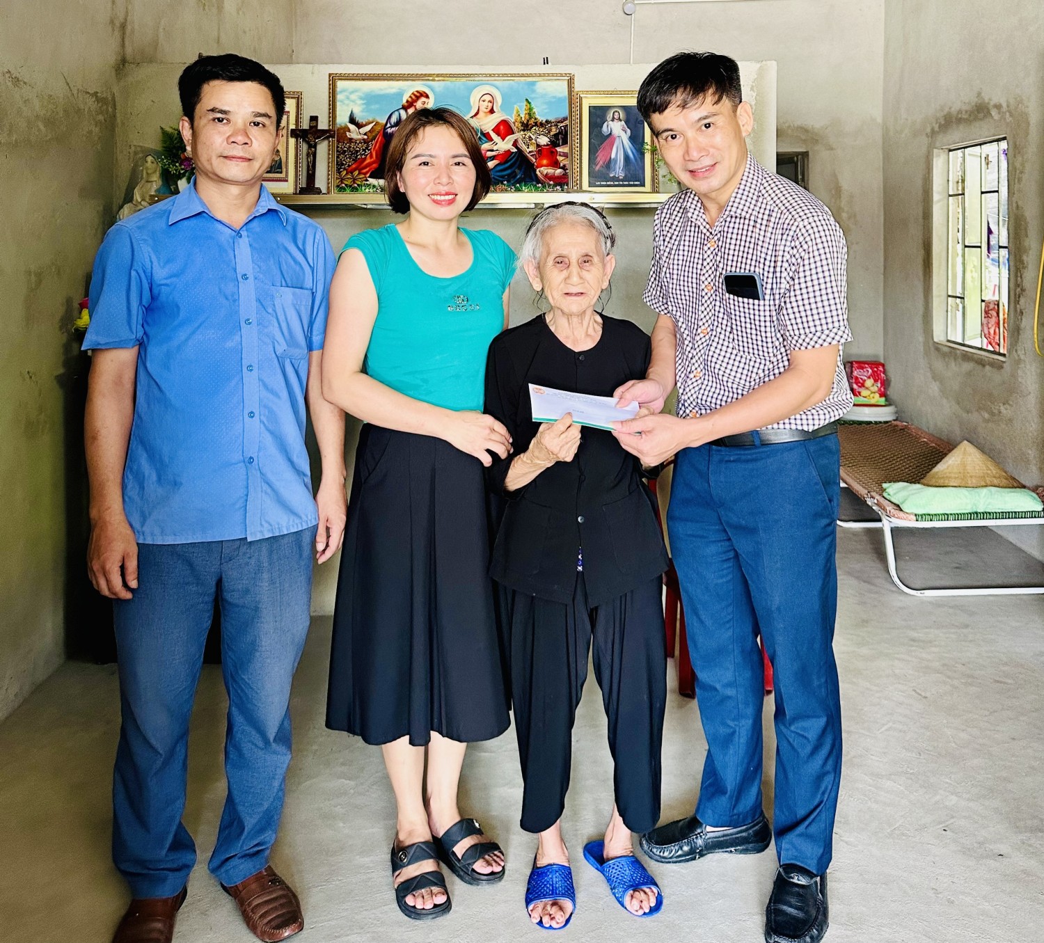 Đoàn đến thăm hỏi và tặng quà cho gia đình Liệt sĩ Trần Thị Biển xã Gia Hanh huyện Can Lộc