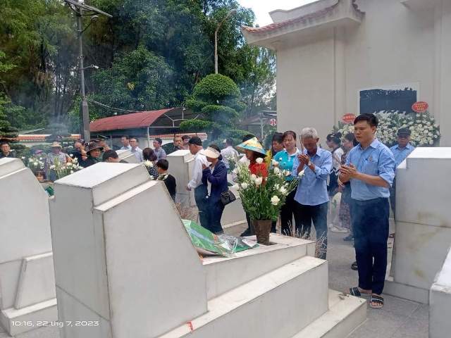 Các cơ sở Hội Nông dân huyện Hương Sơn dâng hương tại Khu mộ 10 cô gái hy sinh ở Ngã ba Đồng Lộc