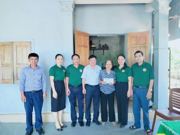 Hội Nông dân huyện đã đến thắp hương cho liệt sỹ Lê Doãn Thảo và tặng quà cho vợ liệt sỹ tại xã Thịnh Lộc
