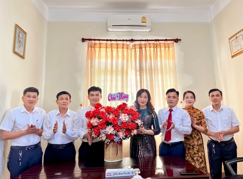 Các đồng chí trong Thường trực và Ban Thường vụ Hội Nông dân tỉnh tặng hoa chúc mừng đồng chí Phan Văn Hùng