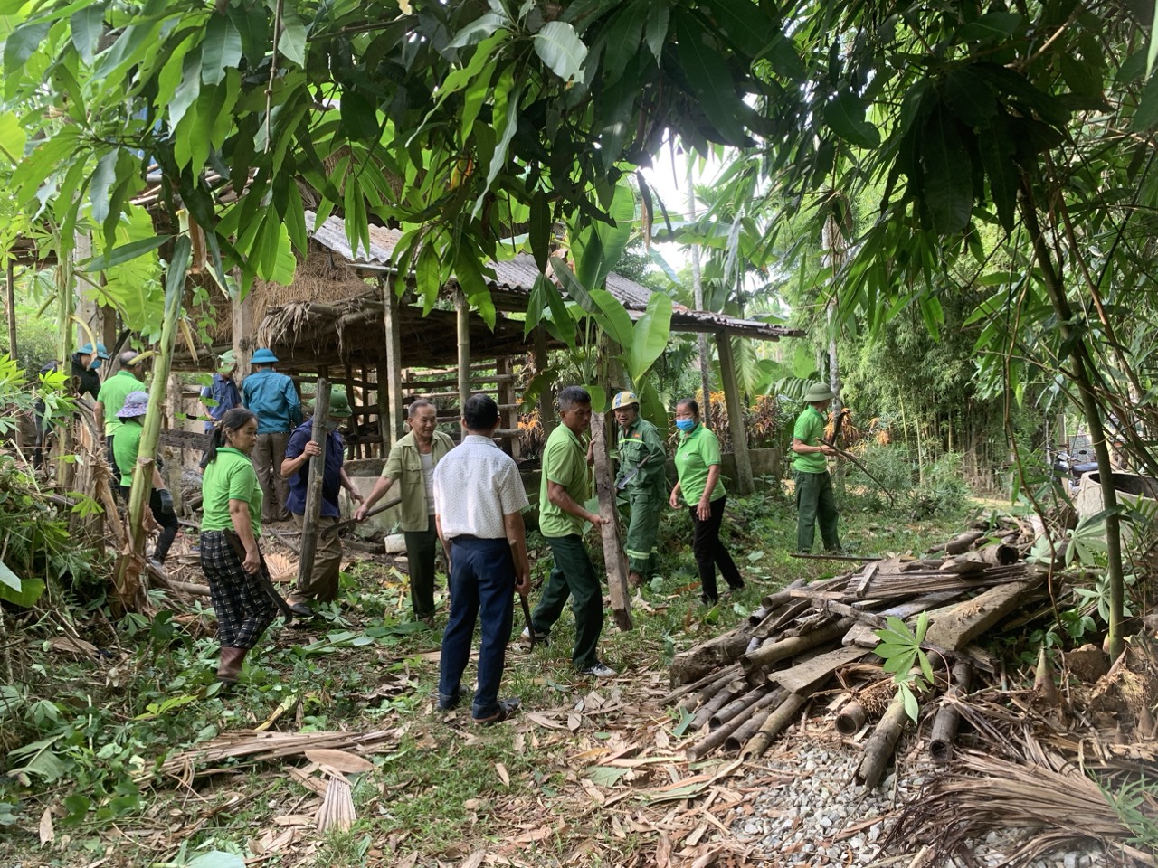 Hội viên, nông dân xã Điền Mỹ giúp gia đình hội viên Nguyễn Thanh Tùng nạn nhân chất độc da cam trực tiếp chỉnh trang nhà ở