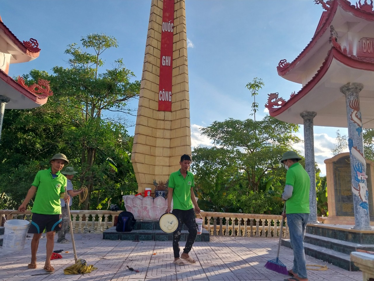 Hội viên, nông dân xã Gia Phố tham gia dọn vệ sinh Đài tưởng niệm liệt sĩ