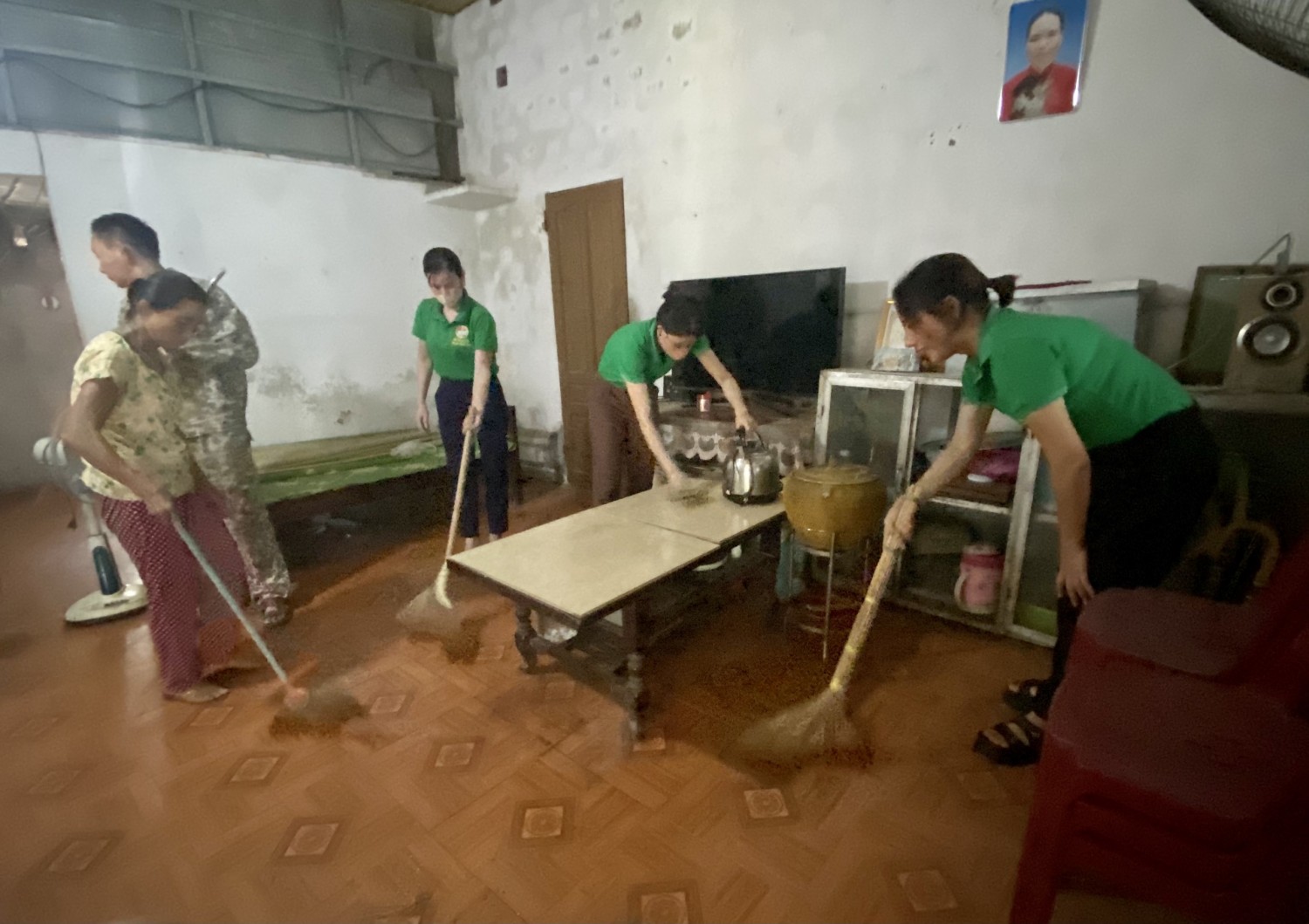 Huy động lực lượng giúp đỡ dọn dẹp, vệ sinh cho gia đình chính sách Trịnh Thị Chanh, thương binh 4 4