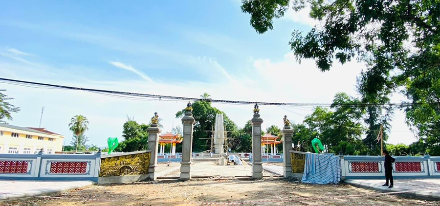 Hình ảnh: Đài Tưởng niệm liệt sĩ thị trấn Thạch Hà đang xây dựng
