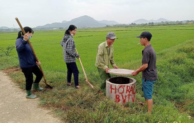 Hội Nông dân xã Sơn Bằng huyện Hương Sơn lắp đặt hố đựng rác
