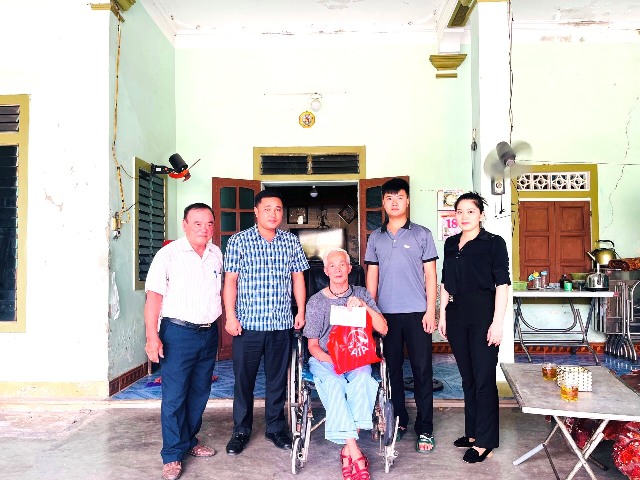 Hội Nông dân thị trấn Xuân An huyện Nghi Xuân thăm hỏi, tặng quà cho gia đình chính sách