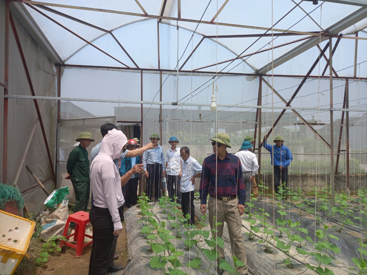Cán bộ, hội viên nông dân xã Xuân Hồng huyện Nghi Xuân tham quan các mô hình kinh tế trong tỉnh