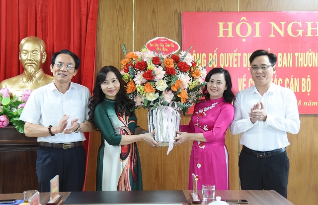 Lãnh đạo Ban Dân vận Tỉnh ủy tặng hoa chúc mừng đồng chí Nguyễn Thị Mai Thủy
