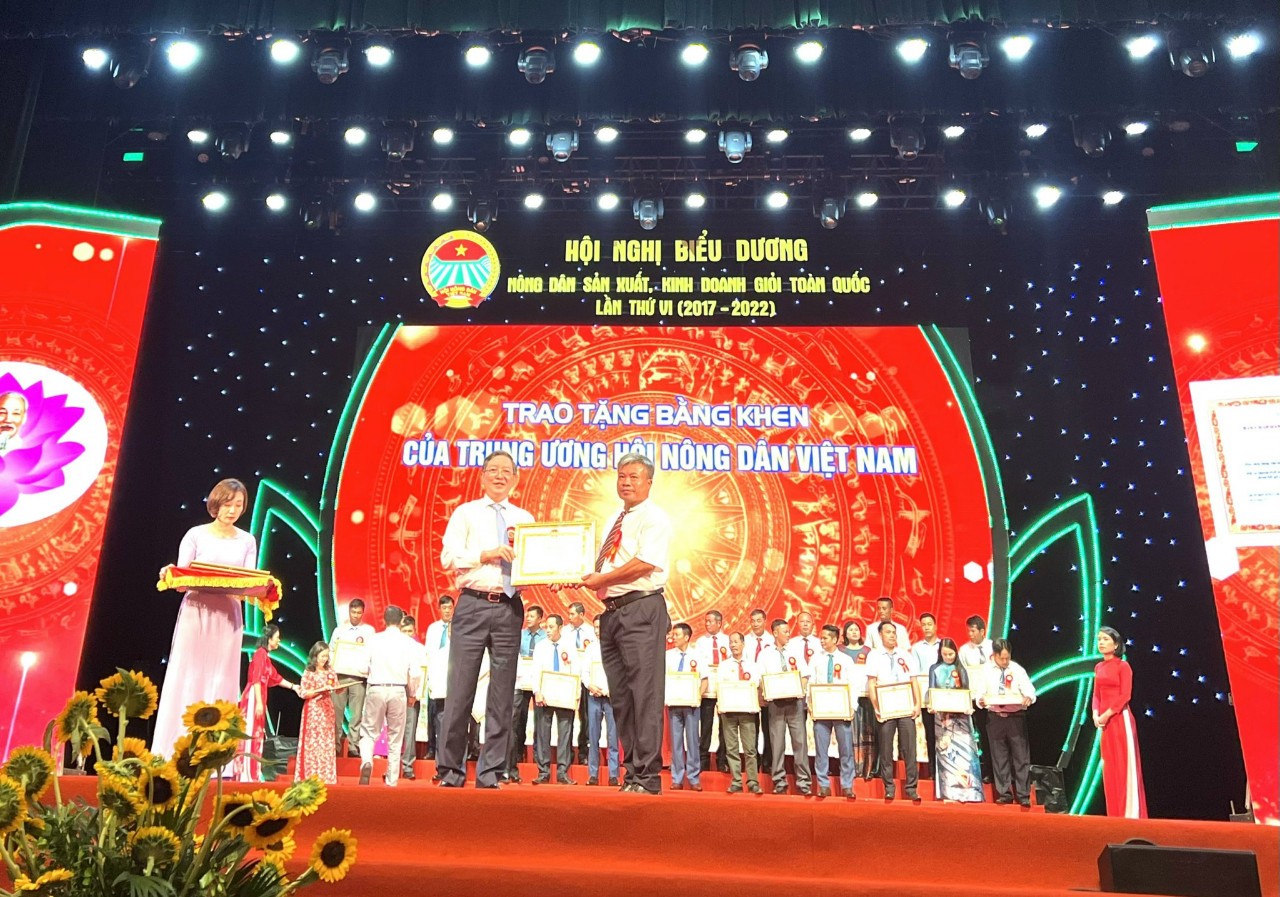 Ông Lê Đình Nam nhận Bằng khen của Trung ương Hội Nông dân Việt Nam tại Hội nghị biểu dương Nông dân sản xuất kinh doanh giỏi toàn quốc lần thứ VI (2017 2022) (1)