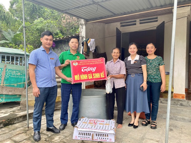 Hội Nông dân thị xã Hồng Lĩnh cùng với Hội Nông dân xã Thuận Lộc trao hỗ trợ 2 mô hình gà sinh kế cho các hộ gia đình hội viên thuộc diện hộ nghèo, khó khăn