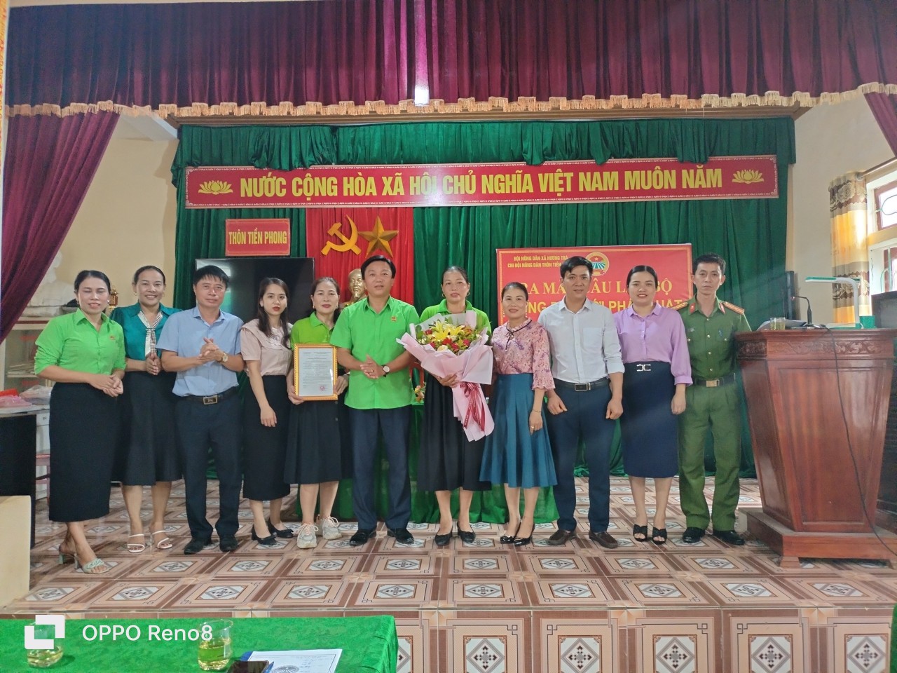 BTV HND huyện và lãnh đạo địa phương tặng hoa chúc mừng CLB