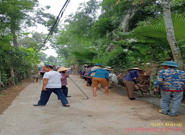 Chi hội Thịnh Bằng thực hiện láng bê tông mở rộng nền đường ngõ xóm