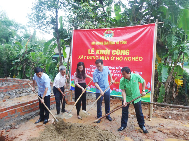 Chủ tịch Hội Nông dân tỉnh tham gia xây dựng nhà ở cho ông Trần Huy Nhã tại thôn 4, xã Hương Lâm huyện Hương Khê