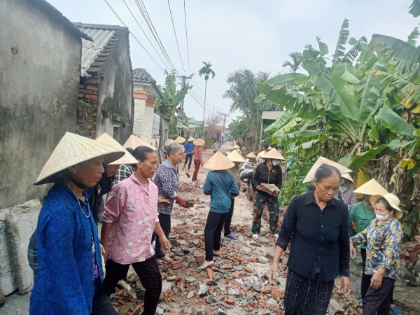 Hội viên, nông dân xã Tùng Lộc thực hiện chuyển đổi ruộng đất lần 3