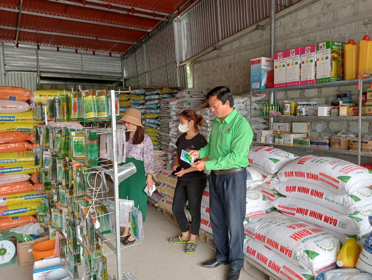Đoàn giám sát tại cơ sở kinh doanh phân bón vô cơ và thuốc bảo vệ thực vật tại Thị trấn