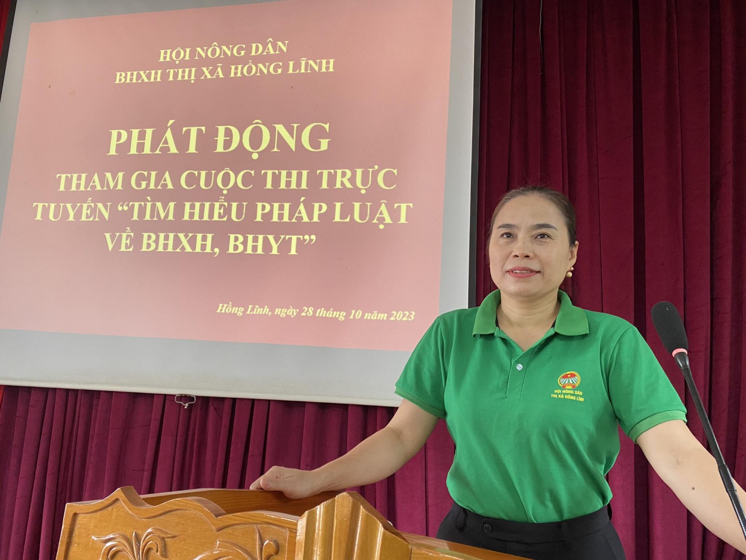 Đồng chí Lê Thị Thu Hiền - Chủ tịch Hội Nông dân thị xã phát động cán bộ, hội viên tham gia Cuộc thi trực tuyến Tìm hiểu pháp luật về BHXH, BHYT