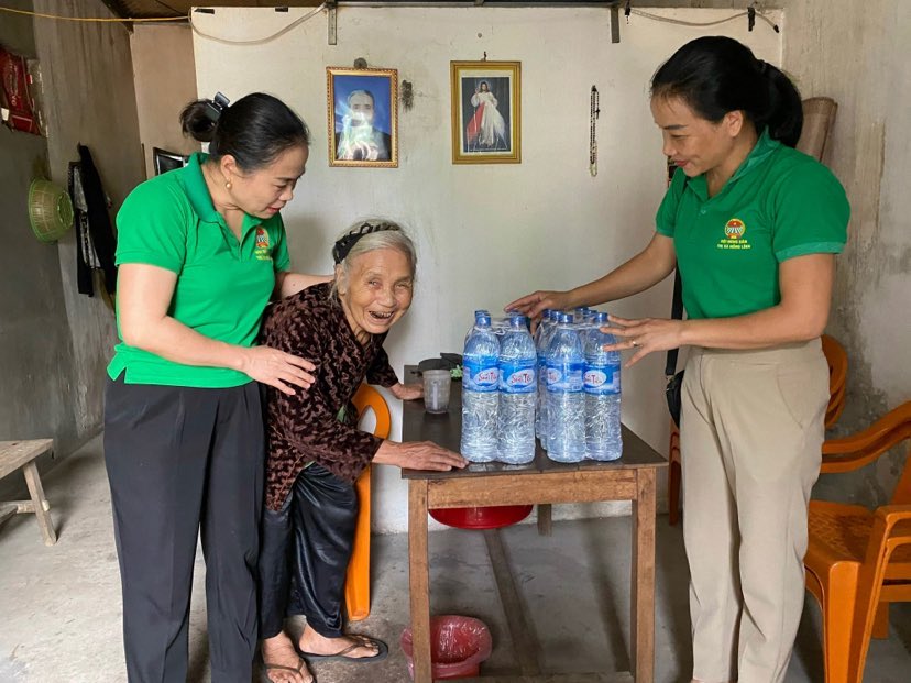 Hỗ trợ nước uống cho các đối tượng già cả, neo đơn, yếu thế trong đợt thiếu nước nghiêm trọng ở thị xã