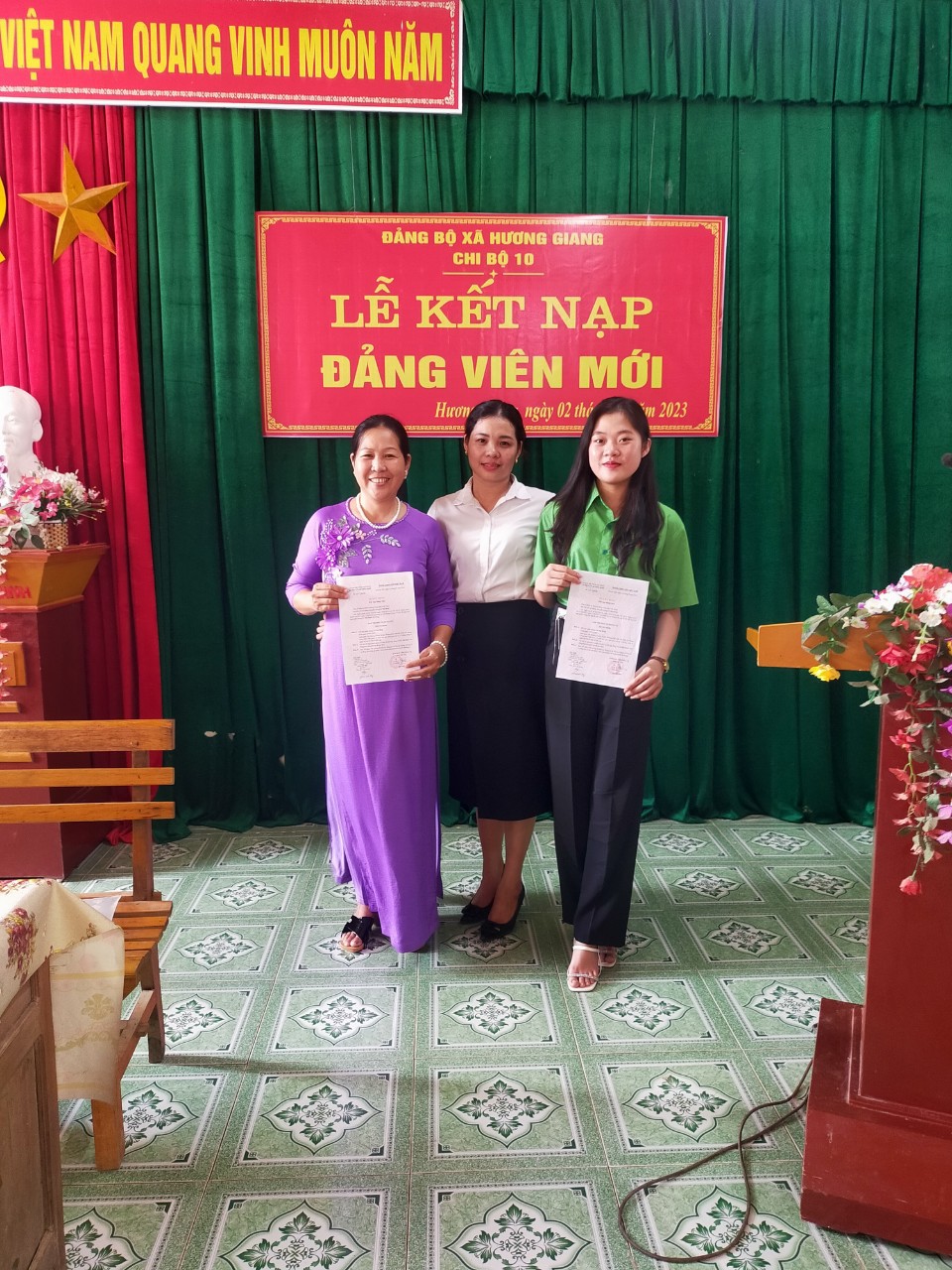 hội viên Lê Thị Ly Na (xã Hương Giang) được kết nạp vào hàng ngũ của Đảng