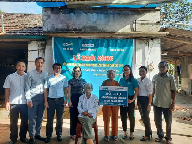 Hình ảnh: Lãnh đạo Ngân hàng BIDV và lãnh đạo địa phương dự lễ khởi công và trao tặng tiền hỗ trợ làm nhà ở cho hộ ông Lê Doãn Toại