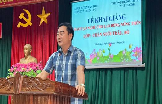 Đ/c Trần Đình Long  –  Giám đốc Trường Trung cấp nghề Lý Tự Trọng  phát biểu tại buổi lễ khai giảng