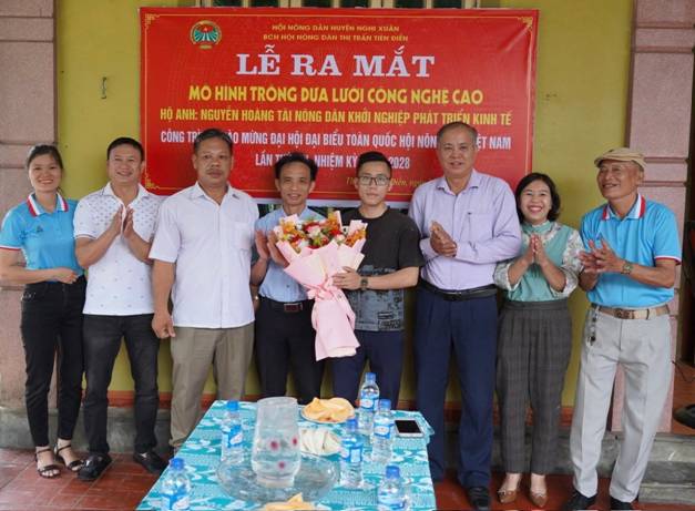 Đại diện BTV Hội Nông dân huyện và lãnh đạo thị trấn Tiên Điền tặng hoa chúc mừng
