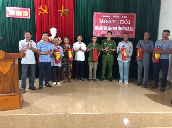 HỘi Nông dân xã Cẩm Sơn với phong trào "Nhà tôi có bình chữa cháy”