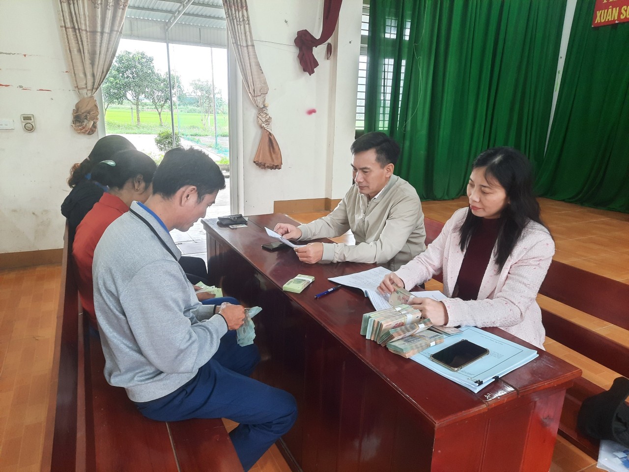 Ban Điều hành Quỹ hỗ trợ nông dân tỉnh chuẩn bị cho hội viên nông dân xã Lưu Vĩnh Sơn huyện Thạch Hà vay vốn