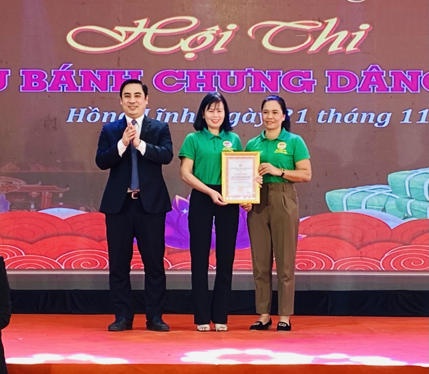Đc Lê Thành Đông Ủy viên Ban Chấp hành Đảng bộ tỉnh, Bí thư Thị ủy trao khen thưởng cho đội Đức Thuận, đạt giải đặc biệt