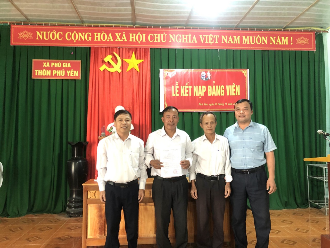 Đồng chí Phó Bí thư TT Đảng ủy xã, Bí thư Chi bộ trao quyết định kết nạp Đảng cho hội viên Trần Văn Thành