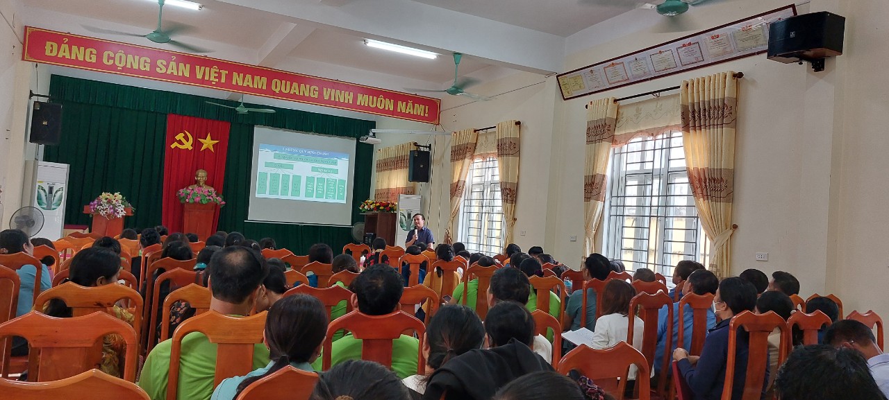 đồng chí Vũ Duy Hưng Phó Trưởng Ban điều hành Quỹ Hỗ trợ Nông dân Trung ương Hội Nông dân Việt Nam truyền đạt nội dung liên quan đến Quỹ hỗ trợ nông dân