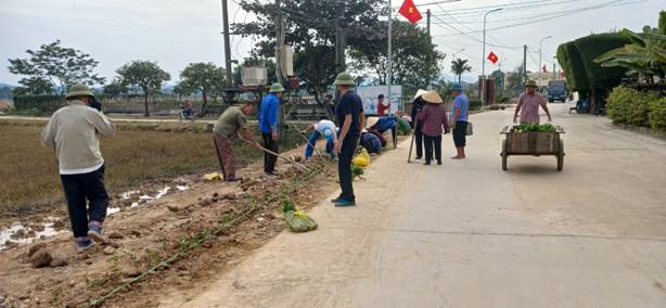 Hình ảnh: hội viên nông dân thôn Châu Nội tham gia lao động, trồng hàng rào xanh