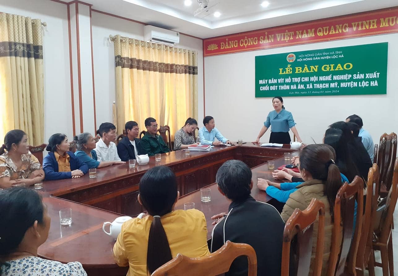 Hội Nông dân huyện Lộc Hà bàn giao thiết bị hỗ trợ Chi hội nghề nghiệp Sản xuất chổi đót ở Hà Ân, xã Thạch Mỹ