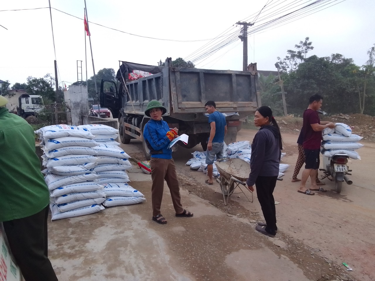 Hội Nông dân xã Cẩm Thạch phối hợp cung ứng phân bón cho nhân dân