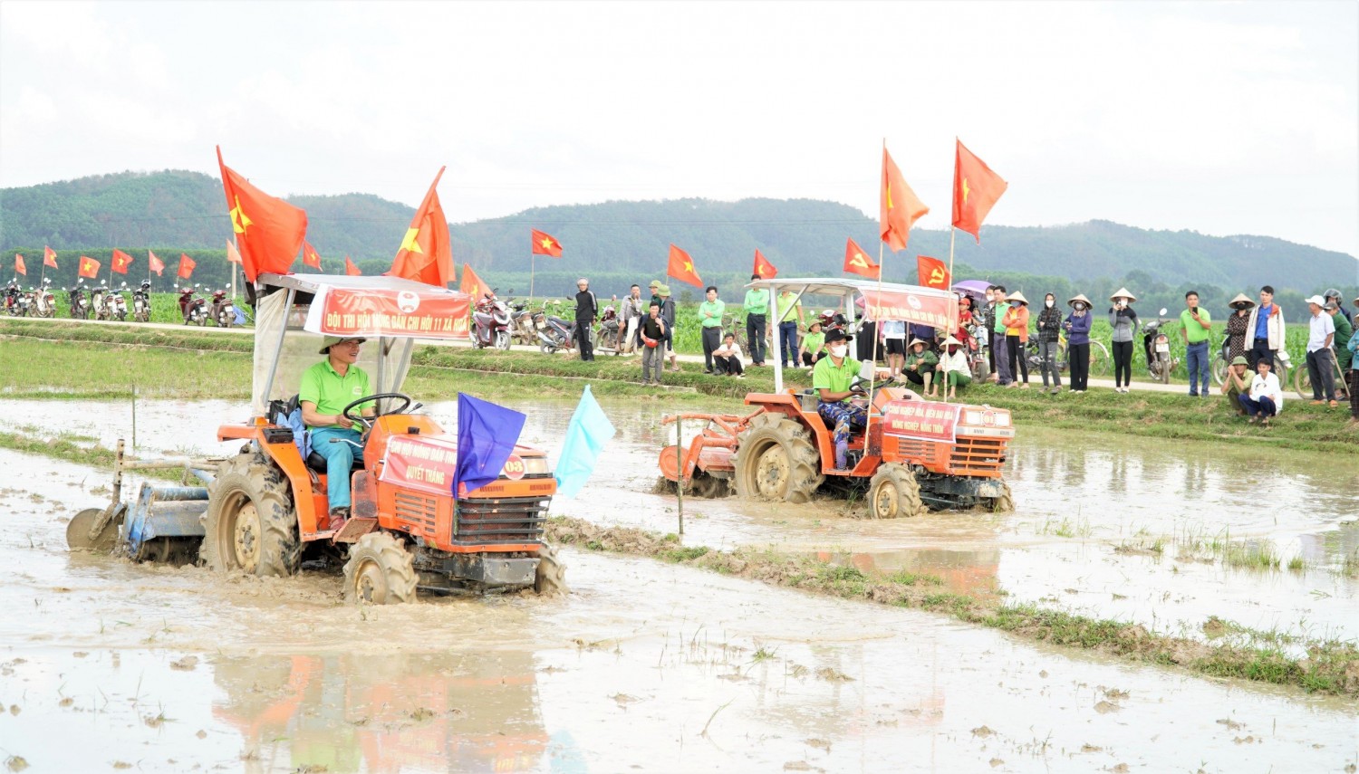 Hội Nông dân huyện Hương Khê tổ chức thành công Hội thi “Nông dân cày ruộng giỏi”  