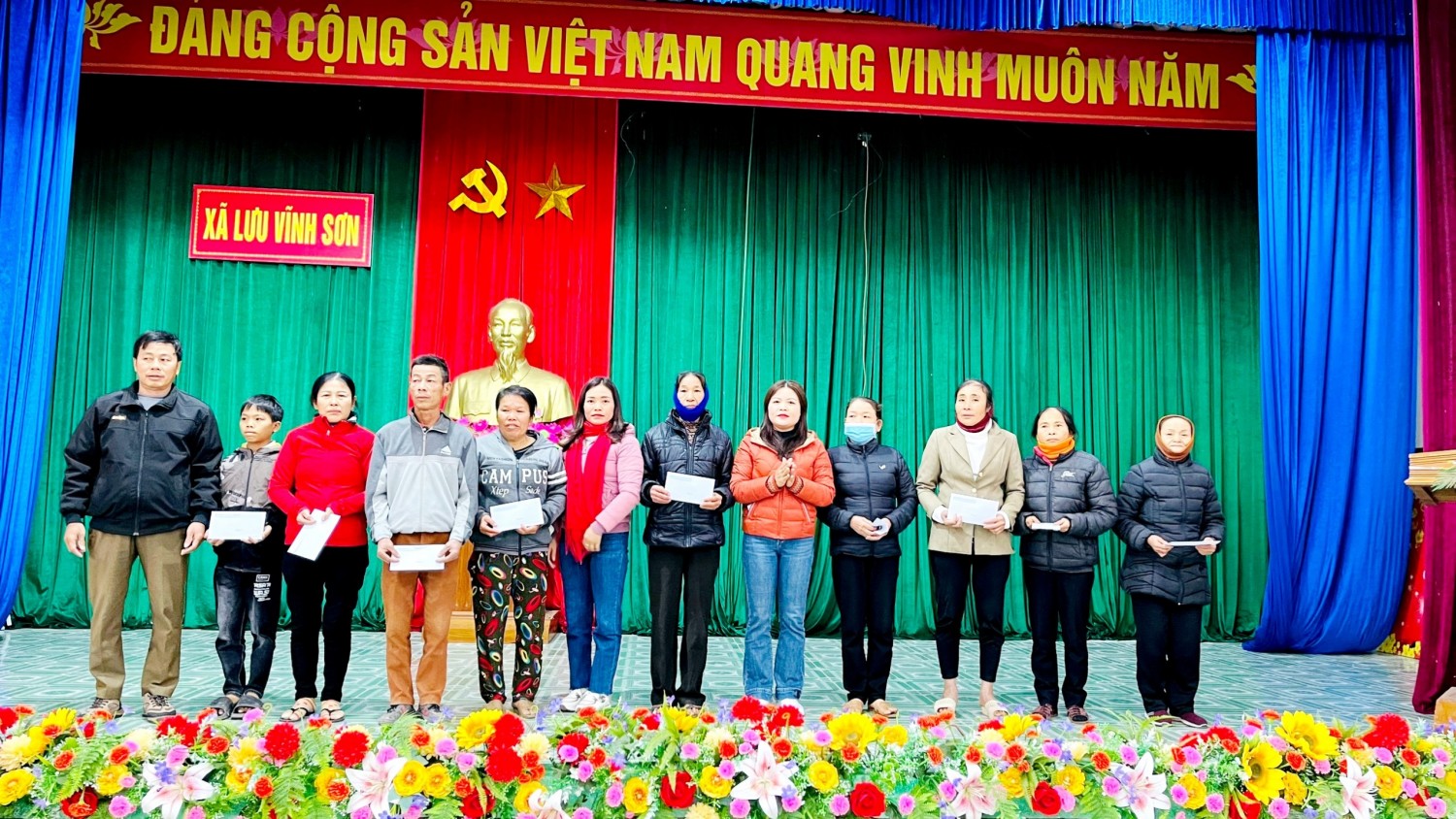 Hội Nông dân xã Lưu Vĩnh Sơn tặng quà tết cho hội viên nông dân có hoàn cảnh khó khăn
