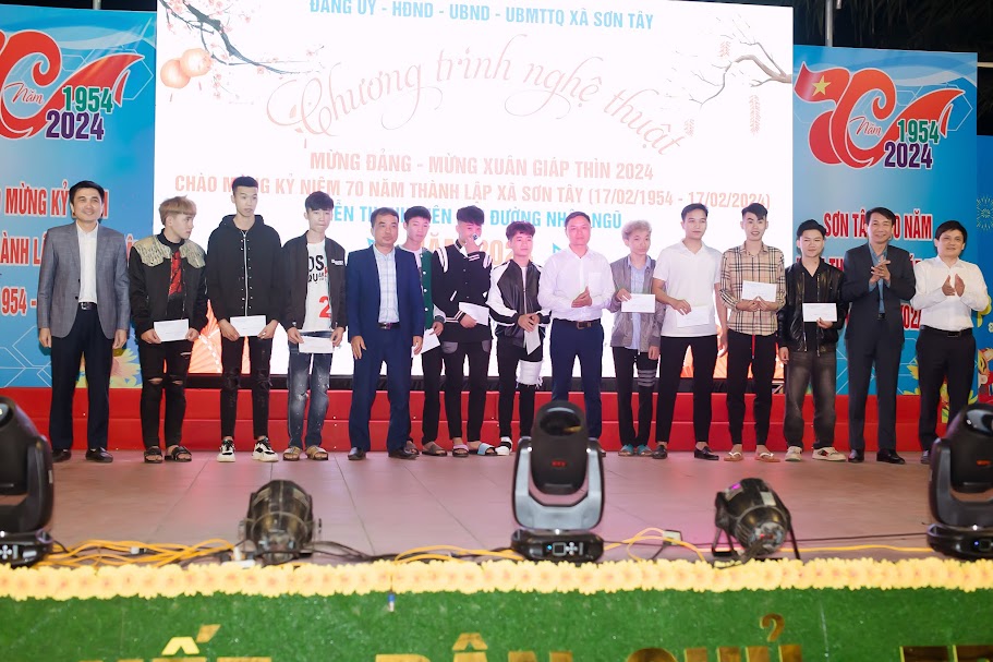 Hội Nông dân xã Sơn Tây tặng quà động viên thanh niên lên đường nhập ngũ năm 2024