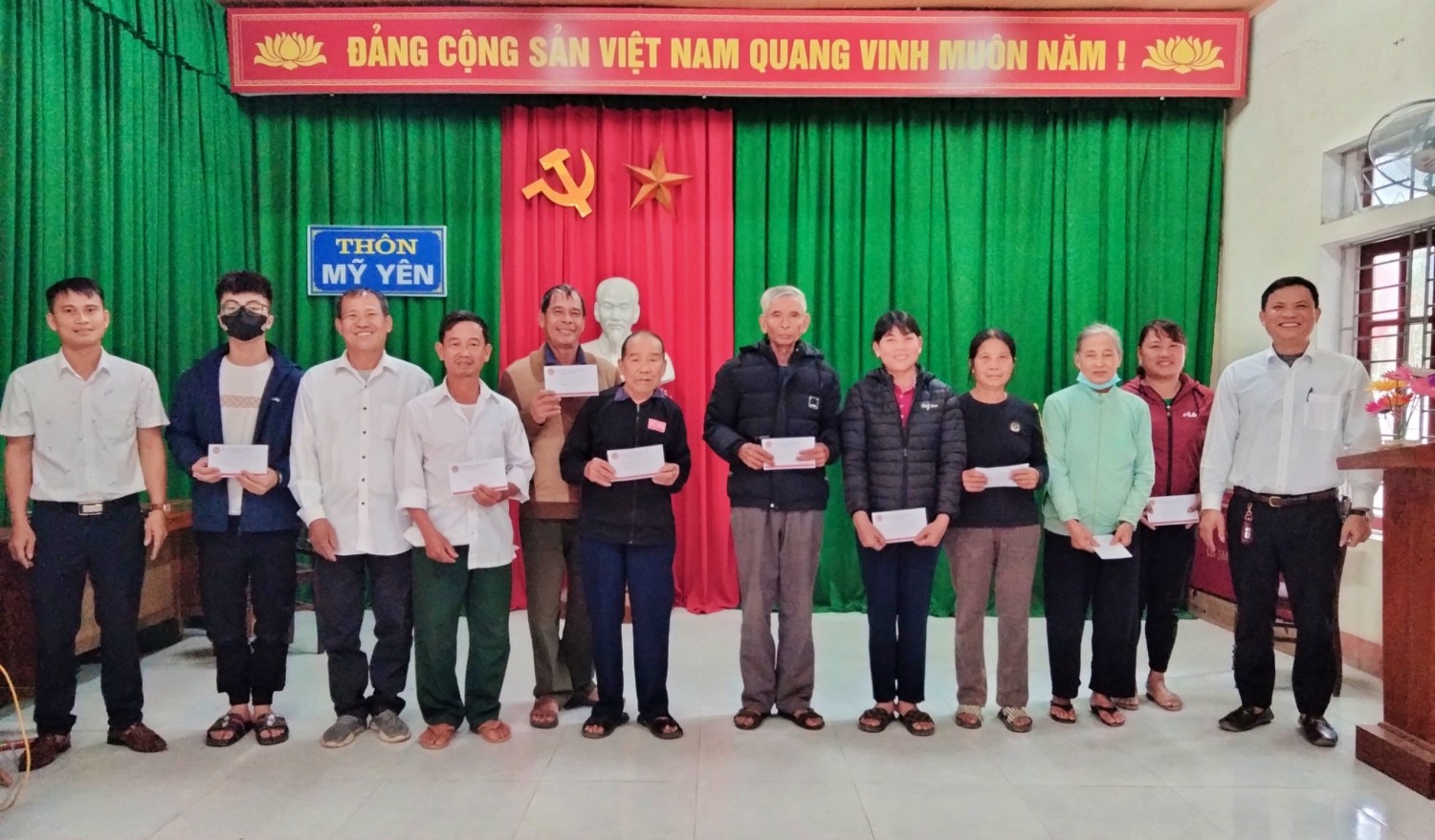 Hội Nông dân huyện Hương Sơn trao quà tết cho hội viên có hoàn cảnh khó khăn tại xã Tân Mỹ Hà