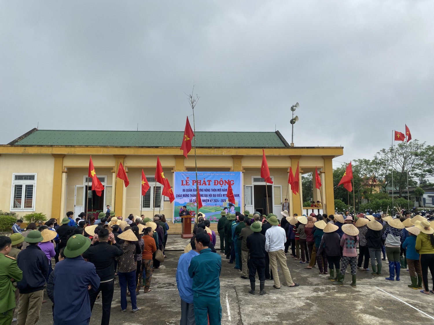 Hội Nông dân xã Cẩm Hà tham gia lễ ra quân xây dựng nông thôn mới