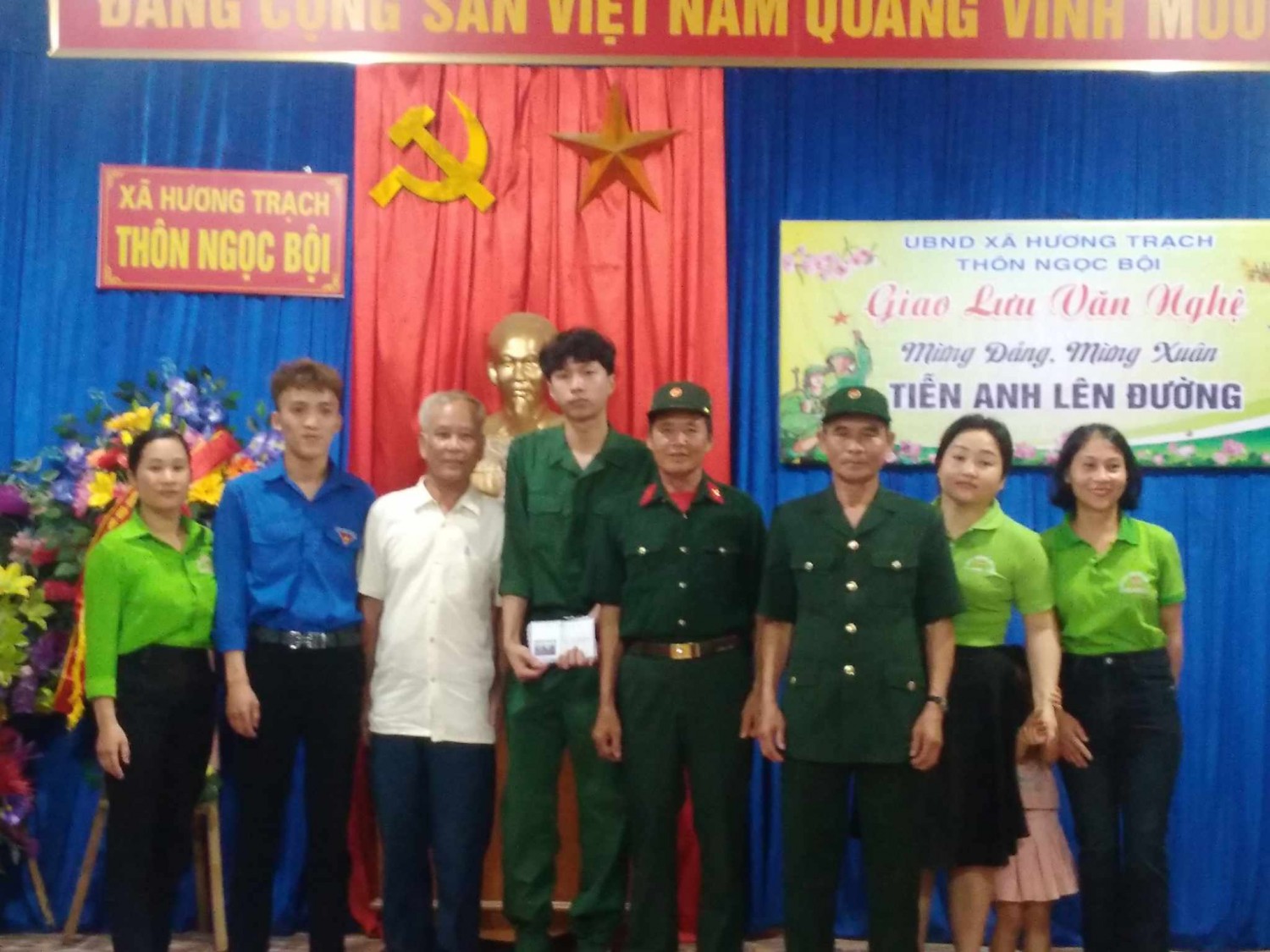 Chi hội Nông dân thôn Ngọc Bội xã Hương Trạch tặng quà cho tân binh