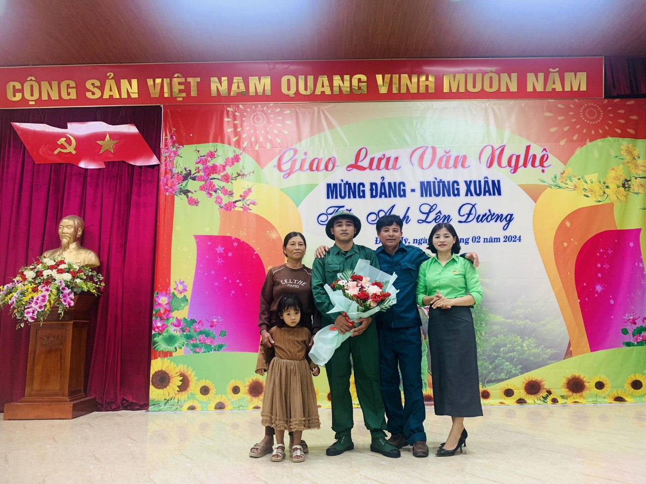 Hội Nông dân xã Điền Mỹ tặng quà, chụp ảnh lưu niệm cùng gia đình tân binh