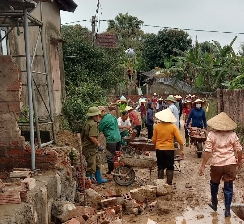 Chi hội Nông dân Trần Phú, xã Cẩm Duệ tích cực tham gia xây dựng khu dân cư kiểu mẫu
