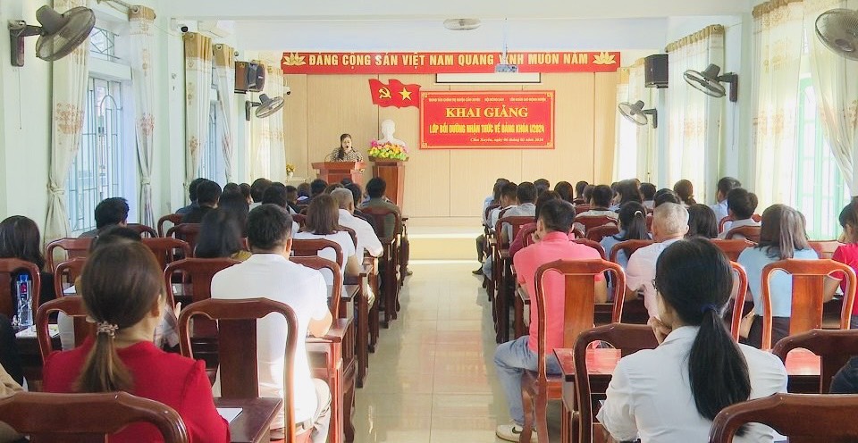 Hội Nông dân huyện Cẩm Xuyên khai giảng lớp bồi dưỡng nhận thức Đảng năm 2024