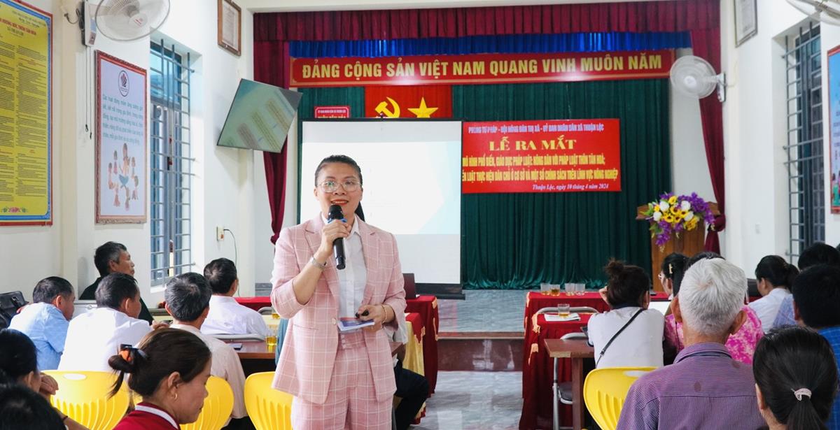 Bà Lê Thị Hồng Hạnh, Trưởng Phòng Tư pháp thị xã Hồng Lĩnh tuyên truyền phổ biến giáo dục pháp luật cho bà con nông dân Thôn Tân Hòa