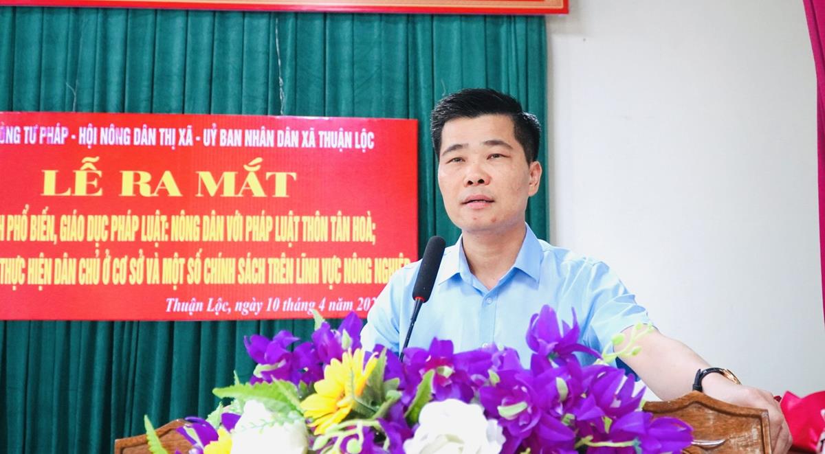 Đồng chí Trần Xuân Đức, Phó Chủ tịch UBND thị xã phát biểu c tại Lễ ra mắt mô hình phổ biến, giáo dục cho nông dân tại chi Hội Tân Hòa, xã Thuận Lộc